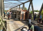 Truk Terguling di Jembatan Sei Air Tenang, Lalu Lintas ke Tangkahan Lumpuh