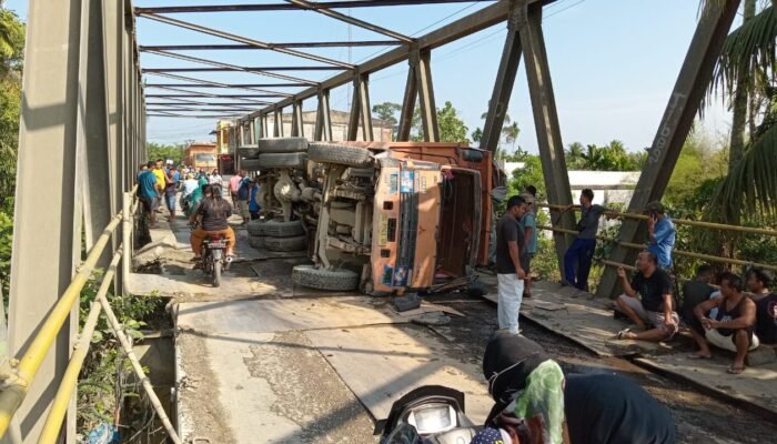 Truk Terguling di Jembatan Sei Air Tenang, Lalu Lintas ke Tangkahan Lumpuh
