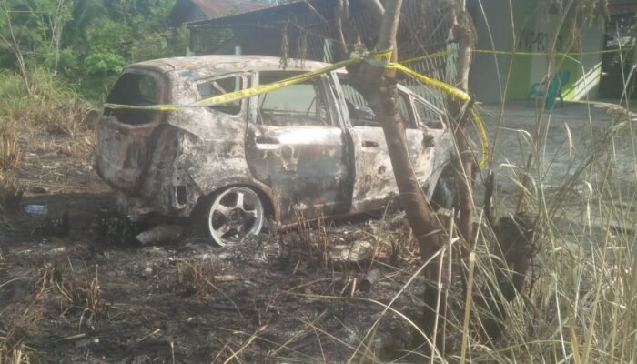 Geram, Mobil Milik Diduga Pengedar Narkoba Dibakar Massa