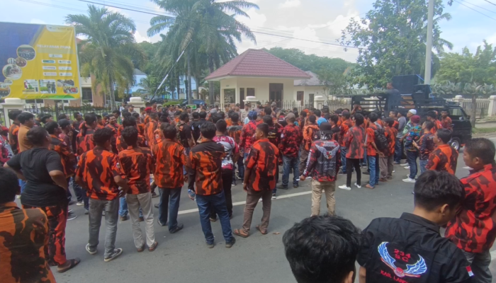 Tuntut Keadilan untuk TRP, Ratusan Massa Orasi di PN Stabat