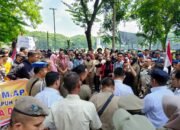 Tuntut Kades Dicopot, Ratusan Warga Desa Serapuh Asli Geruduk Kantor Bupati Langkat