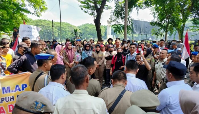 Tuntut Kades Dicopot, Ratusan Warga Desa Serapuh Asli Geruduk Kantor Bupati Langkat