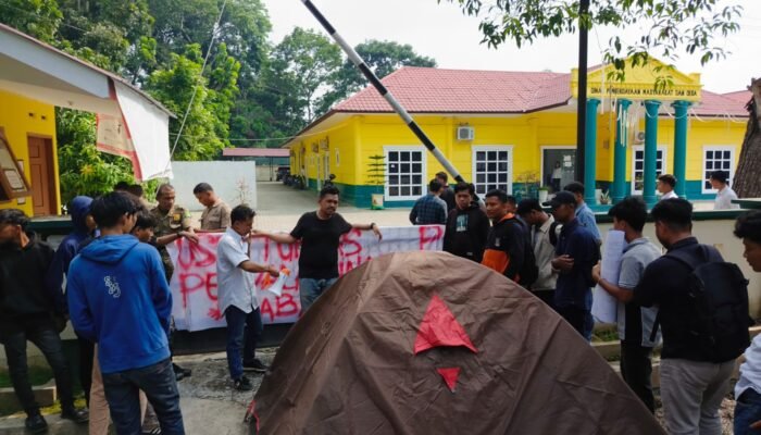 Diduga Ada Konspirasi, Puluhan Mahasiswa Desak Kadis PMD Langkat Dicopot