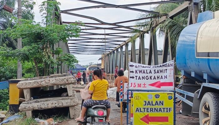 Oknum Preman Bangun Titi Alternatif di Jembatan Air Tenang, Petugas Dishub Diusir