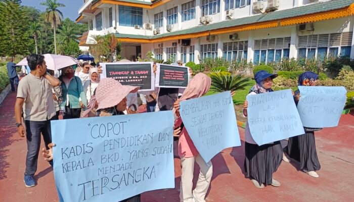 Ratusan Guru Honorer Demo di Kantor Bupati Langkat, Desak Putusan PTUN Dilaksanakan