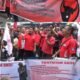 Ratusan kader militan PDI Perjuangan bersama warga simpatisan menggelar aksi damai di depan Tiara Convention Hall Medan, Sabtu (27/10/2024), saat berlangsungnya Rakercabsus DPC PDIP Medan.