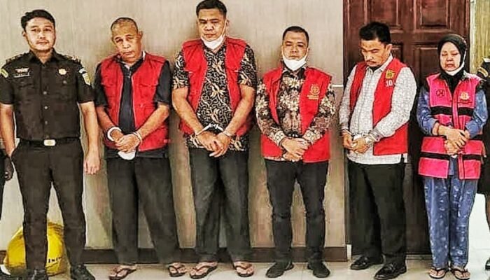 Lima Tersangka Perkara PPPK Guru Langkat Resmi Kenakan ‘Rompi Merah’ Kejatisu