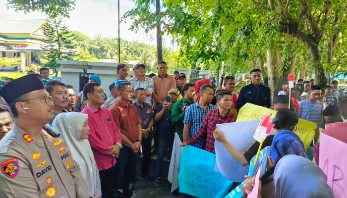 Demo di DPRD Langkat, Orator ‘Risih’ Dengar Asmaul Husna