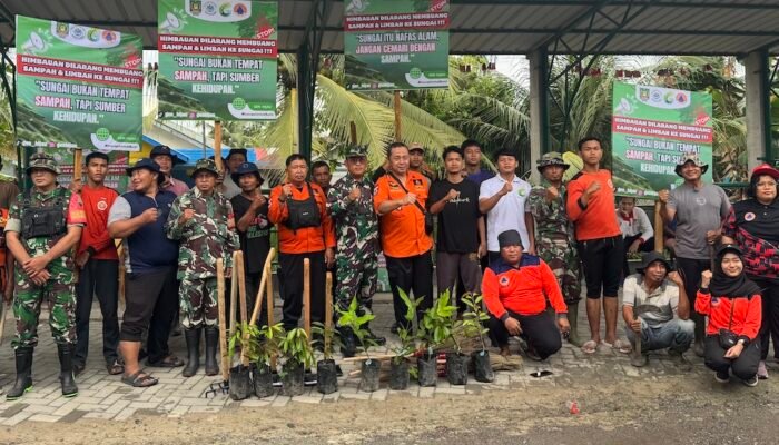Kolaborasi dengan TNI dan PAC PP Stabat, Gen Hijau Bersihkan Sungai Pantai Gemi