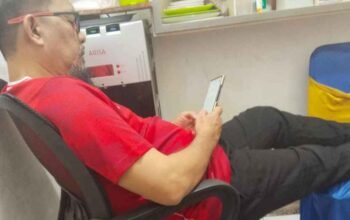 Virul foto napi korupsi, Ilyas Sitorus, terlihat sedang asik bermain HP di Rutan Tanjung Gusta.
