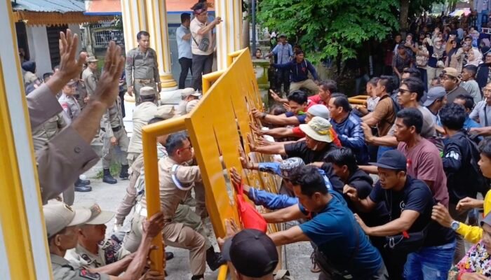 Gerbang Dirubuhkan, Ribuan Massa Geruduk Kantor Bupati dan DPRD Langkat