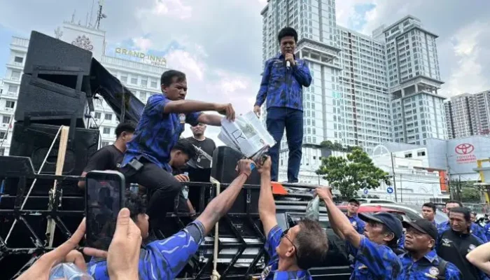 Geram!!! Ratusan Massa KOMBAT Sumut Bakar Majalah Tempo