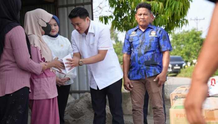 Dua Rumah Warga Hinai Terbakar, Ricky Anthony Hadir Beri Bantuan